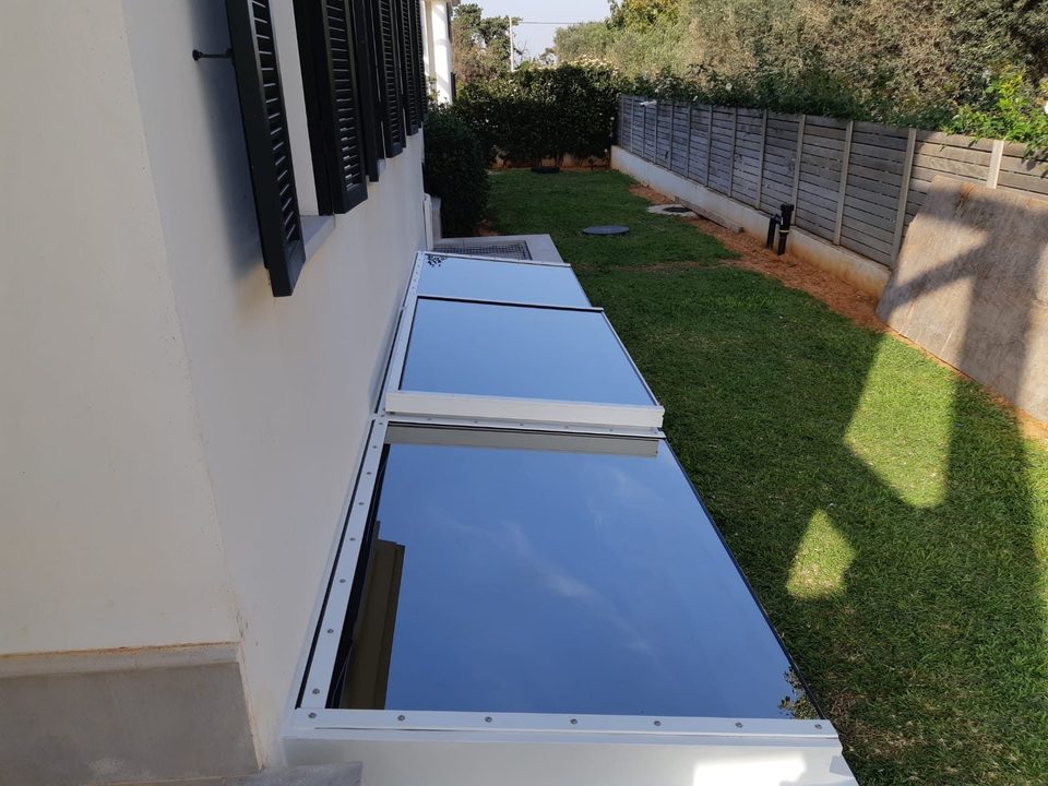 חצר אנגלית — קירוי זכוכית שקוף לחצר משוקעת המאפשרת אור טבעי ואוורור למרתף